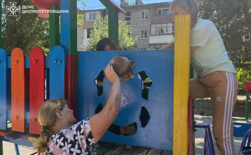 У Вільногірську рятувальники надали допомогу 2-річному хлопчику, який застряг головою у дерев’яній конструкції У Вільногірську рятувальники надали допомогу 2-річному хлопчику, який застряг головою у дерев’яній конструкції